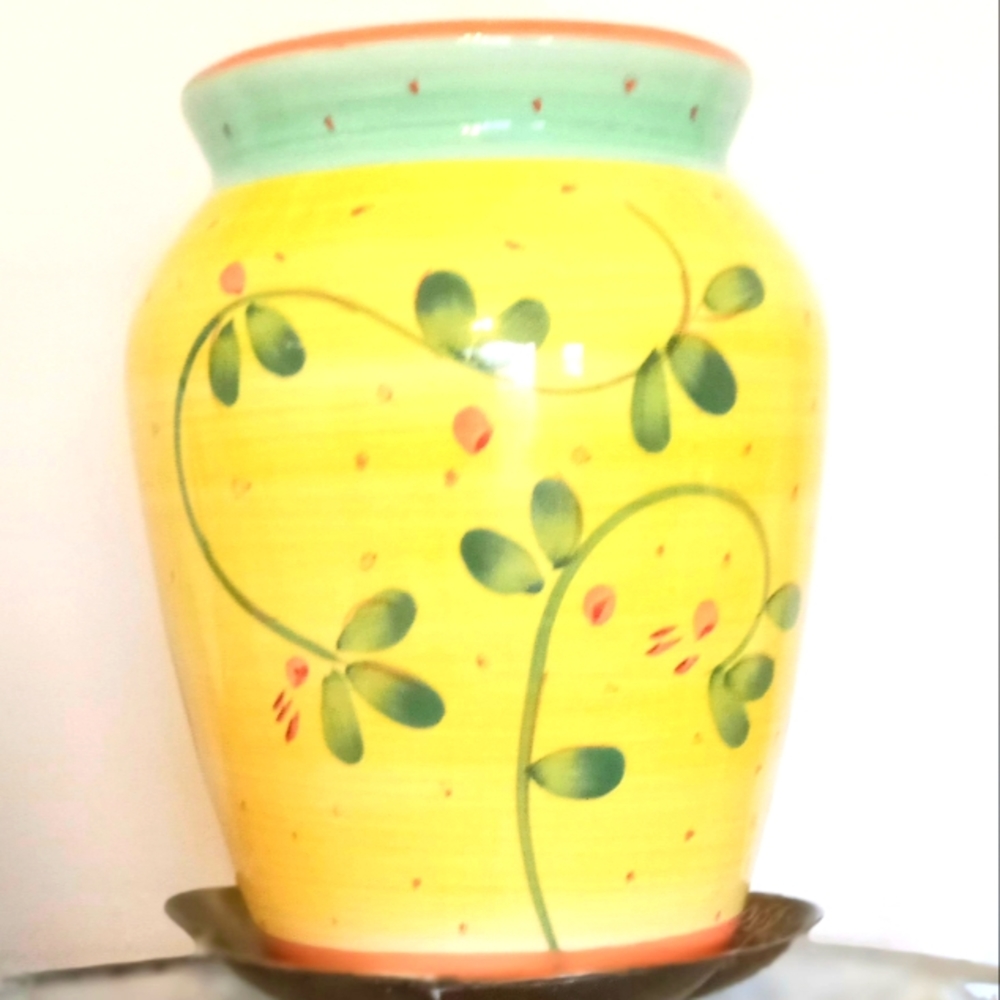 Ceramic Decorative yellow flower vase.